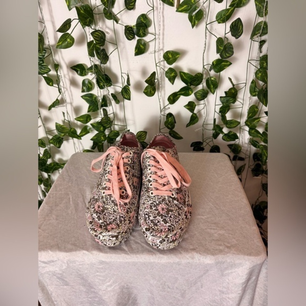 Vans Off The Wall Mono Floral Lace Up Shoes